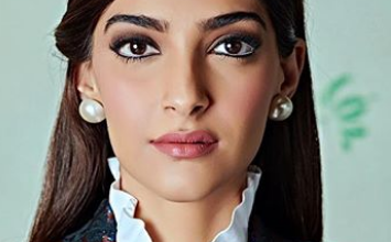 Photo of Sonam Kapoor looks stunning in this outfit