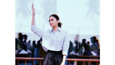 Photo of Alia Bhatt looks gorgeous in this striped cropped shirt