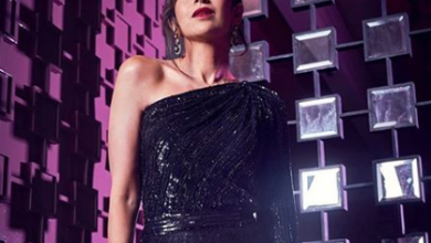 Photo of Karisma Kapoor stunned in a one shoulder black shimmer gown