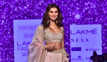 Photo of Tara Sutaria looks gorgeous  at the Lakme Fashion Week