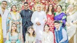 Photo of Shabana Azmi welcomes ‘Mrs Akhtar’ Shibani Dandekar into family, shares epic fam-jam moment