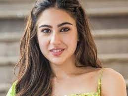 Photo of Sara Ali Khan politely refuses to pose after being pushed by the paparazzi