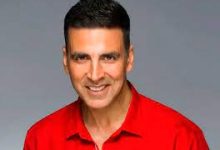 Photo of Akshay Kumar blushes as he gets a sweet kiss from a special fan at airport