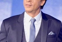 Photo of Shah Rukh Khan pulls a fan aside and bans him from snapping a photo out of frustration