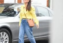 Photo of When a woman shouts “Hath lagao,” Kareena Kapoor grins and exits, and her supporters applaud her choice.